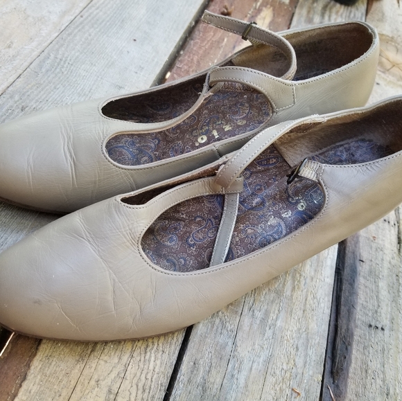 Size 9 Dance Shoes Capezio Ballet Ladies Leather Grey - Picture 1 of 9